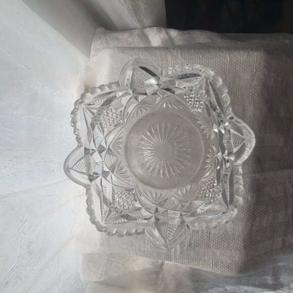 Vintage Clear Cut Glass Bowl With Scalloped Edge & Starburst Pattern - Picture 8 of 8